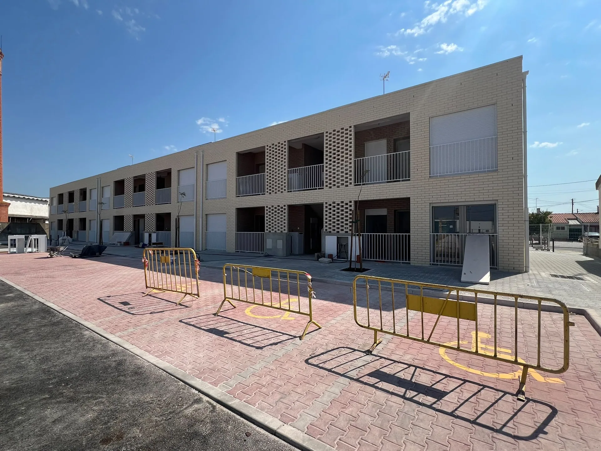 Tijolo na escala do conjunto habitacional · Salvaterra de Magos