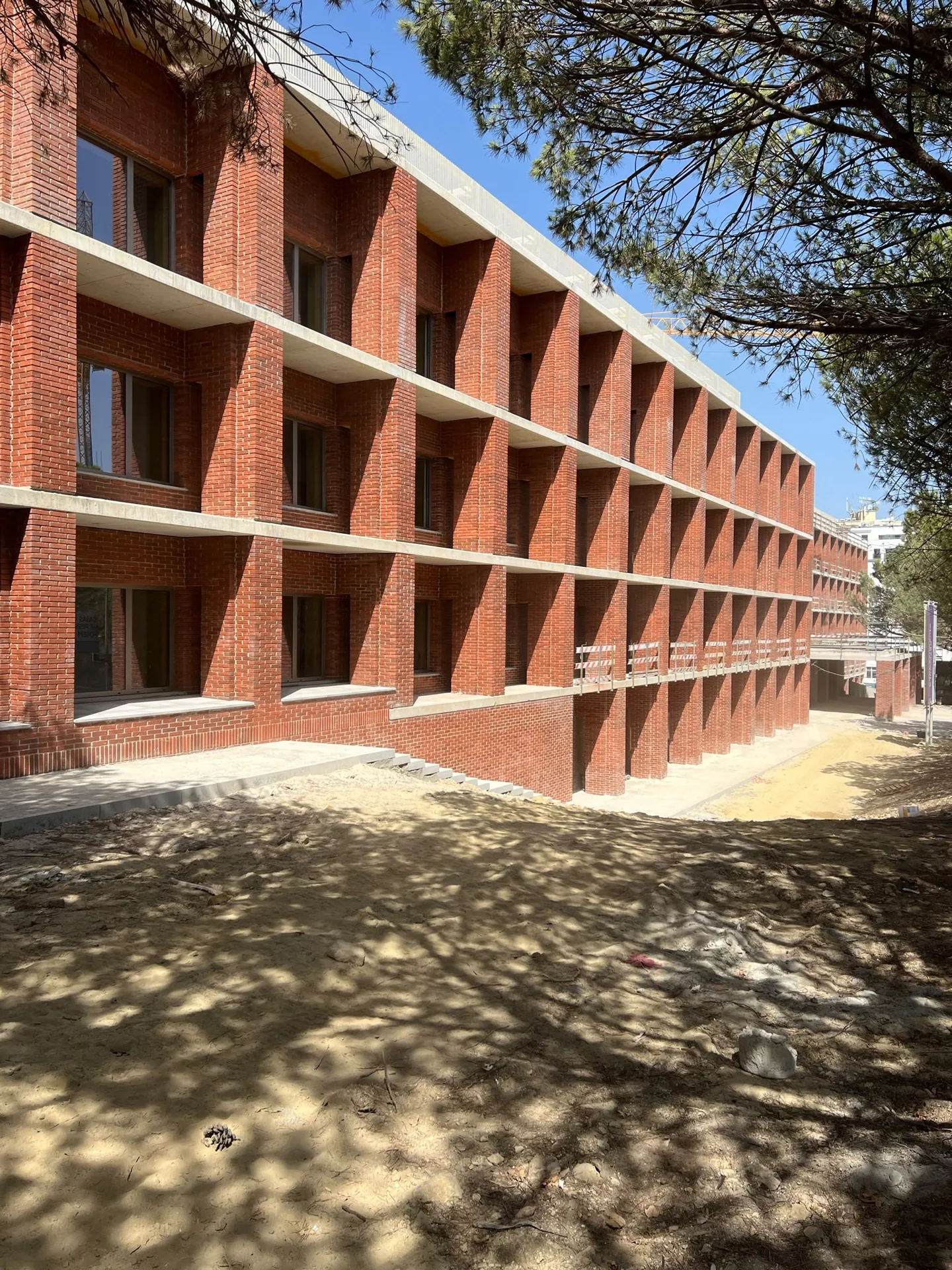 Ritmo dos vãos e profundidade da fachada.